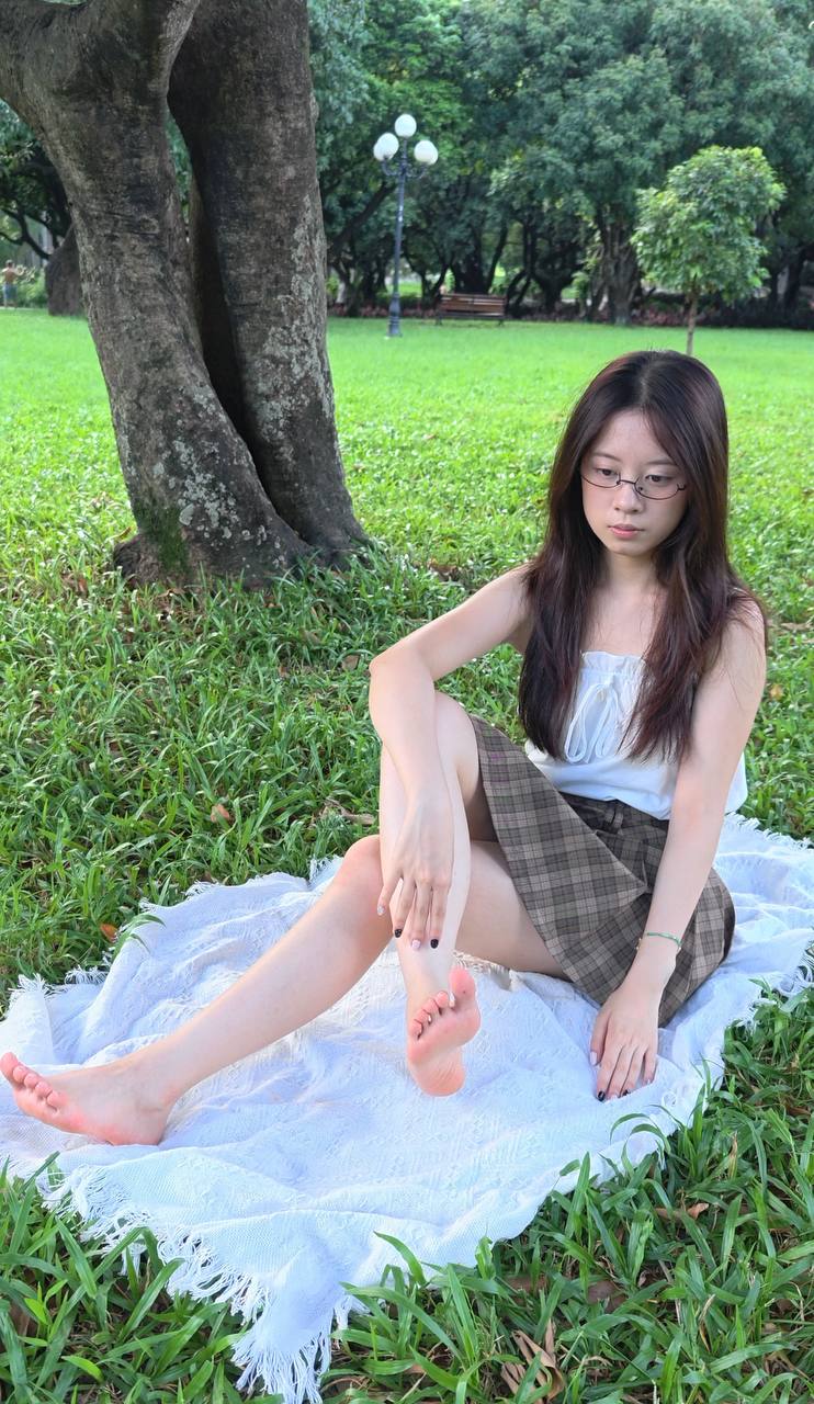 白色渔网袜 #眼镜妹 美足玉足美腿美脚欣赏！