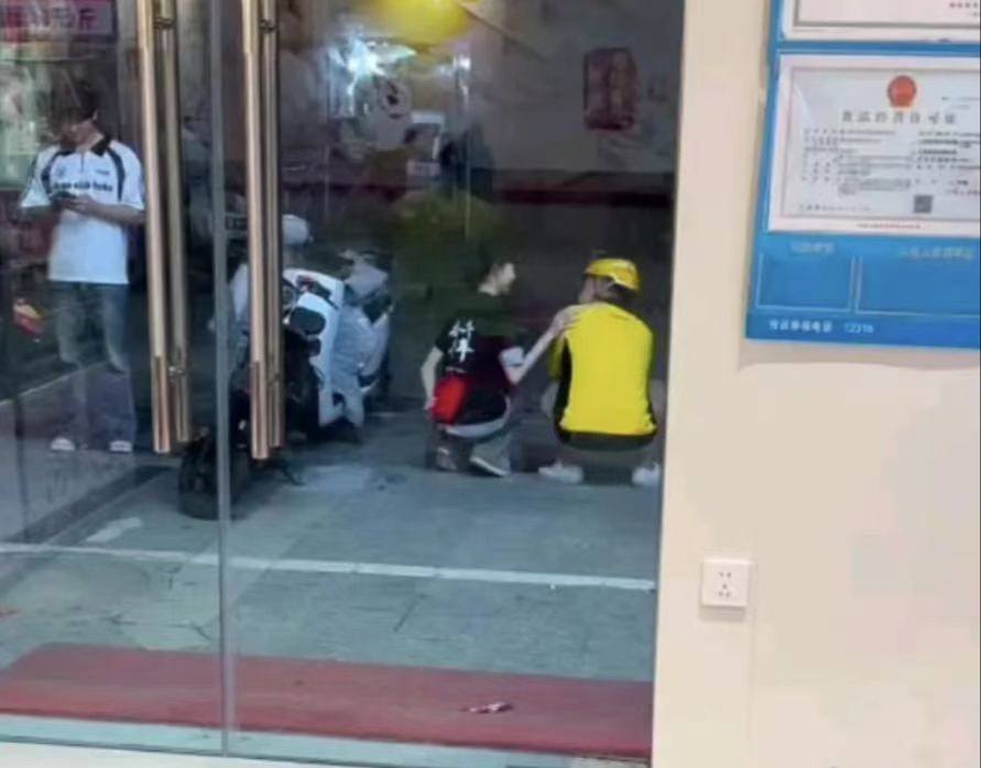 网友拍到蜜雪冰城打工的妹子，在门口偷偷给自己送外卖的男友送手机 天天就想骗窝瓜王送外卖 #外卖员 #宣传片 谁信？
