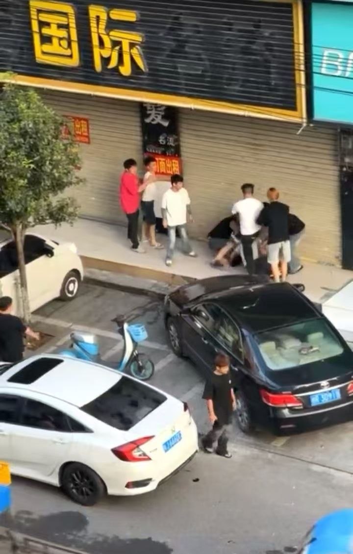 精神小妹和人发生冲突，结果被对方还击。