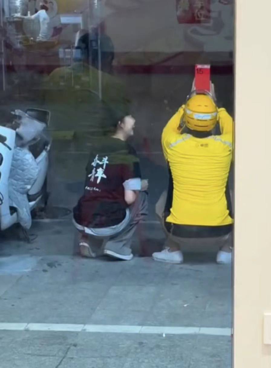 网友拍到蜜雪冰城打工的妹子，在门口偷偷给自己送外卖的男友送手机 天天就想骗窝瓜王送外卖 #外卖员 #宣传片 谁信？