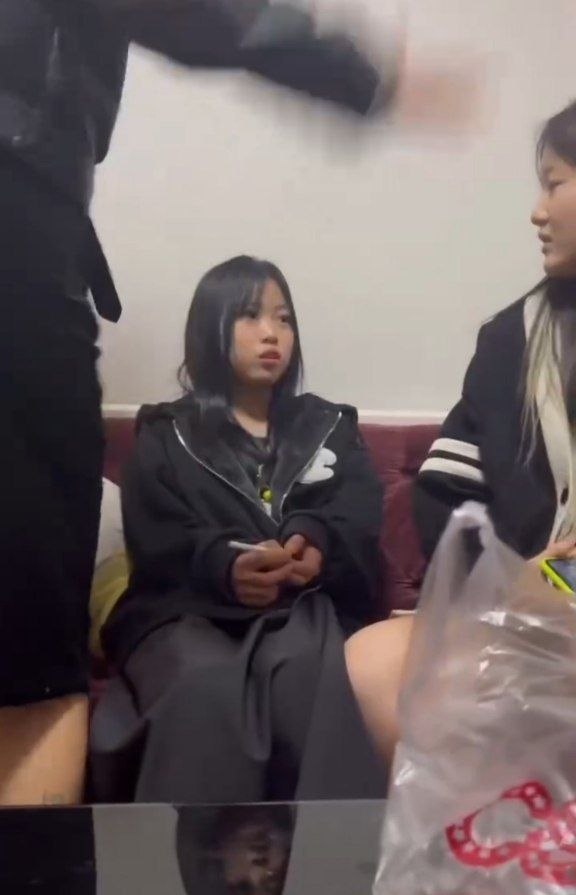 精神小妹室内霸凌全过程曝光！拽头狂扇耳光，受害者抱头崩溃大哭 近日，一段令人发指的精神小妹霸凌视频在网络疯传