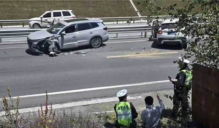 12日，四川甘孜发生了一起交通事故，都因为超车引发。行车记录仪拍下了当时的情况。