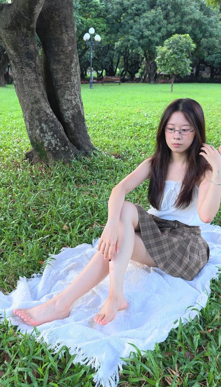 白色渔网袜 #眼镜妹 美足玉足美腿美脚欣赏！