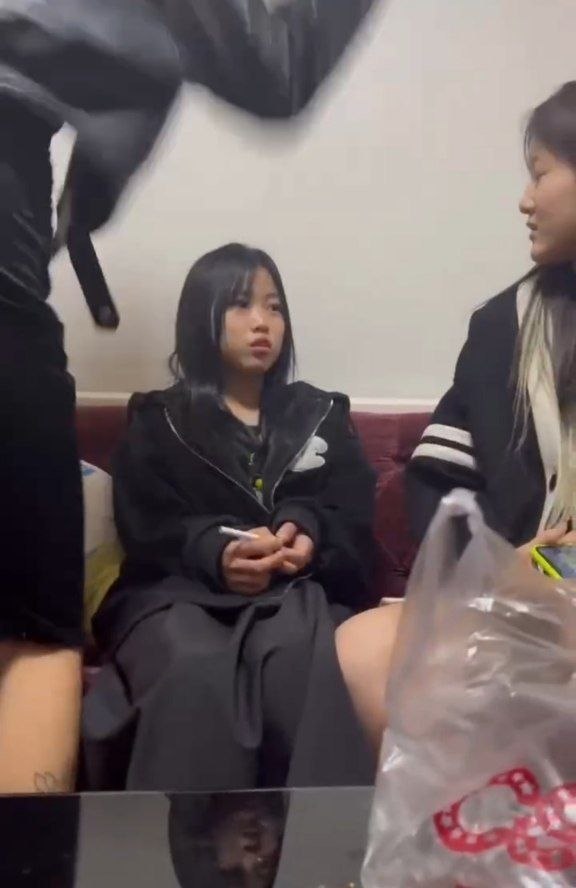精神小妹室内霸凌全过程曝光！拽头狂扇耳光，受害者抱头崩溃大哭 近日，一段令人发指的精神小妹霸凌视频在网络疯传