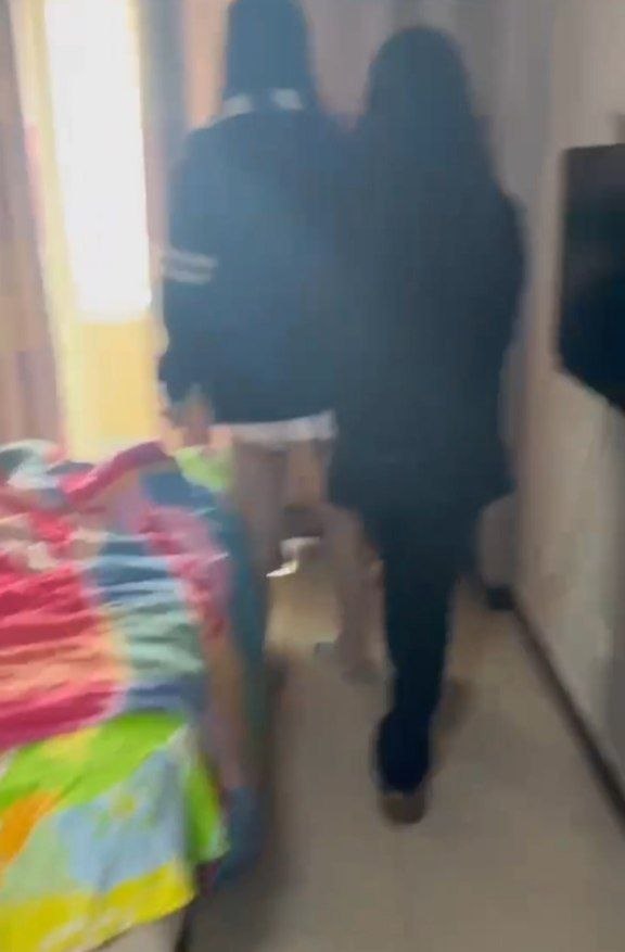 精神小妹室内霸凌全过程曝光！拽头狂扇耳光，受害者抱头崩溃大哭 近日，一段令人发指的精神小妹霸凌视频在网络疯传
