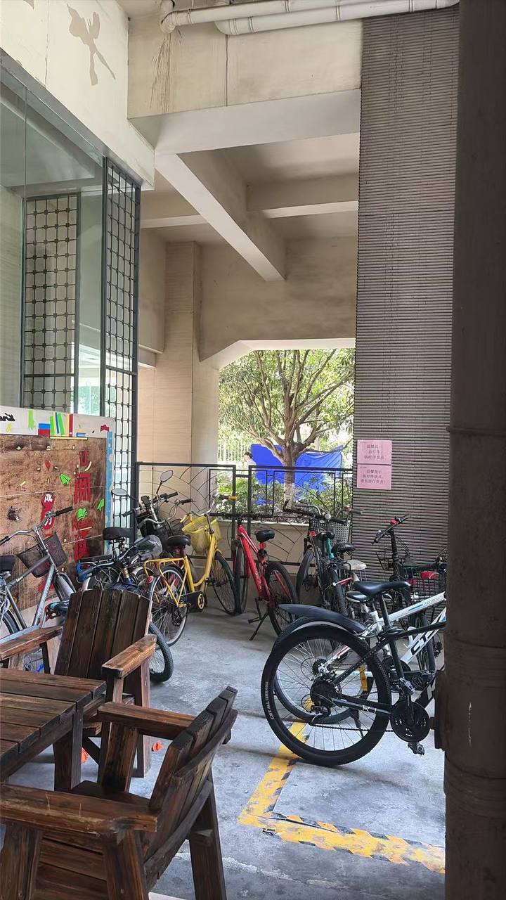 成都一男子看房时直接 跳楼 自杀 中介 不好干啊 ！#跳楼 #自杀 昨天温江丽晶港事件有知晓具体内幕的热心市民没？ #吃瓜 #补充 #聊