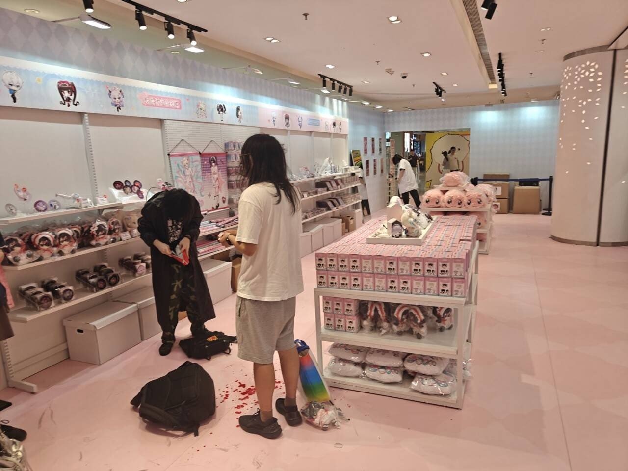 #上海快闪店捅人 他说怀疑我偷拍，然后就拿出匕首捅我！