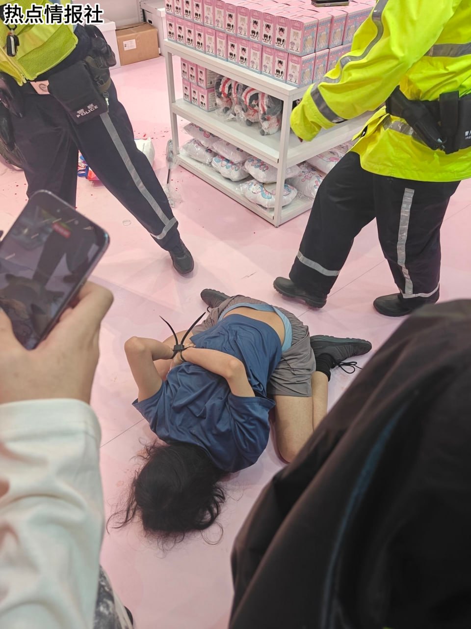 上海“超天酱”快闪店冲突 因怀疑偷拍致人被捅伤 《主播女孩重度依赖》（NEEDY GIRL OVERDOSE）是一款以角色“超天酱”为核