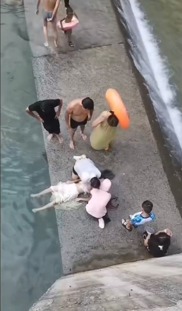 广西富川小女孩玩水意外 近日在广西贺州富川发生一起玩水事件，一名小女孩疑似溺水，希望她平安无事。
