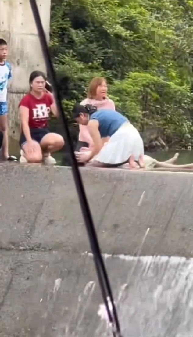 广西富川小女孩玩水意外 近日在广西贺州富川发生一起玩水事件，一名小女孩疑似溺水，希望她平安无事。
