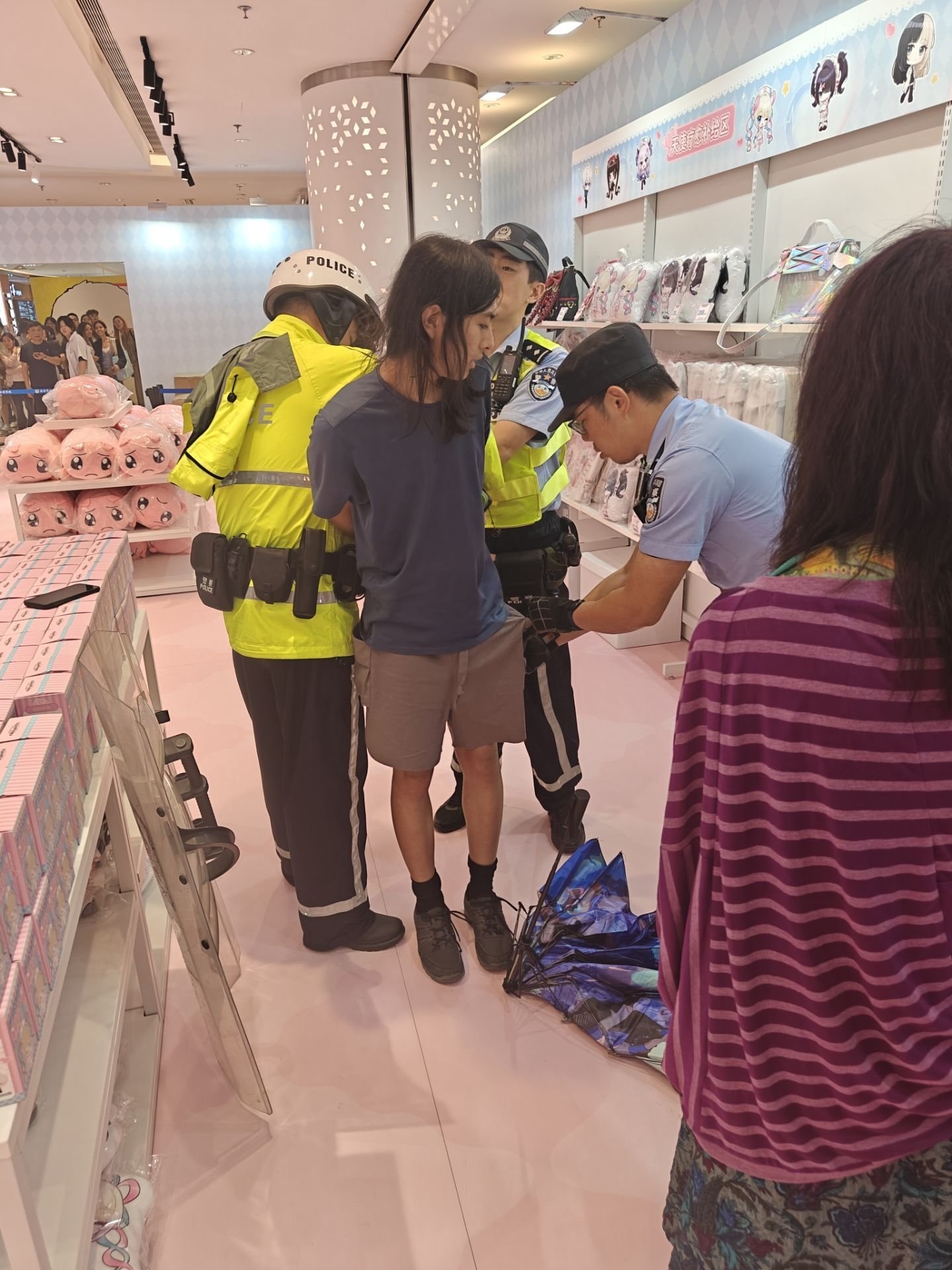 #上海快闪店捅人 他说怀疑我偷拍，然后就拿出匕首捅我！