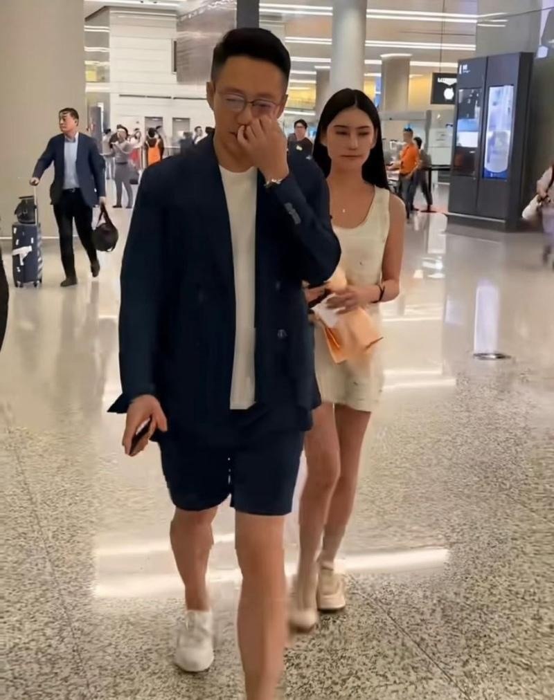 内娱演员 张颖颖 怒撕前任汪小菲 婚内出轨玩裸聊 渣男劣习被全盘曝光 内娱又一轮感情撕逼登上头版!演员张颖颖深夜发文,实名开撕汪小菲,指