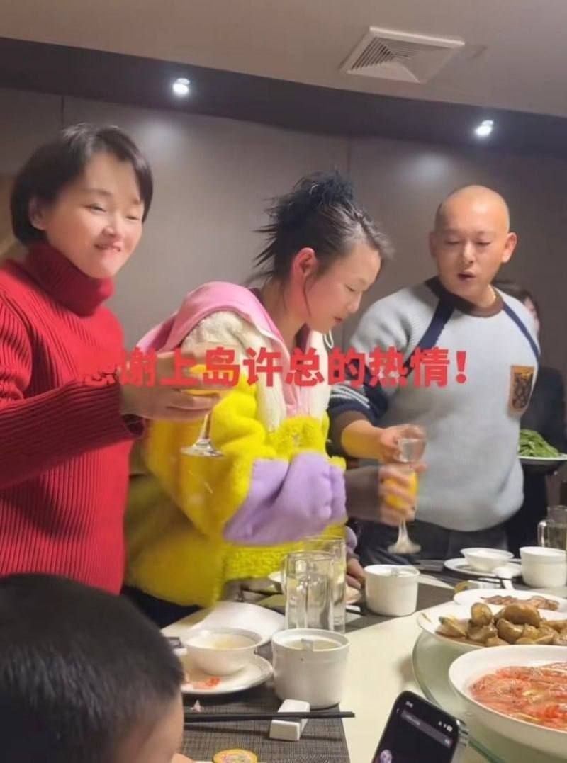 江苏海安曲塘炸裂大瓜！高颜值网红闺蜜共享男友，三人同框秀恩爱，三观尽毁引全网怒骂 重磅大瓜炸翻全网！江苏海安曲塘一对高颜值网红闺蜜，凭借