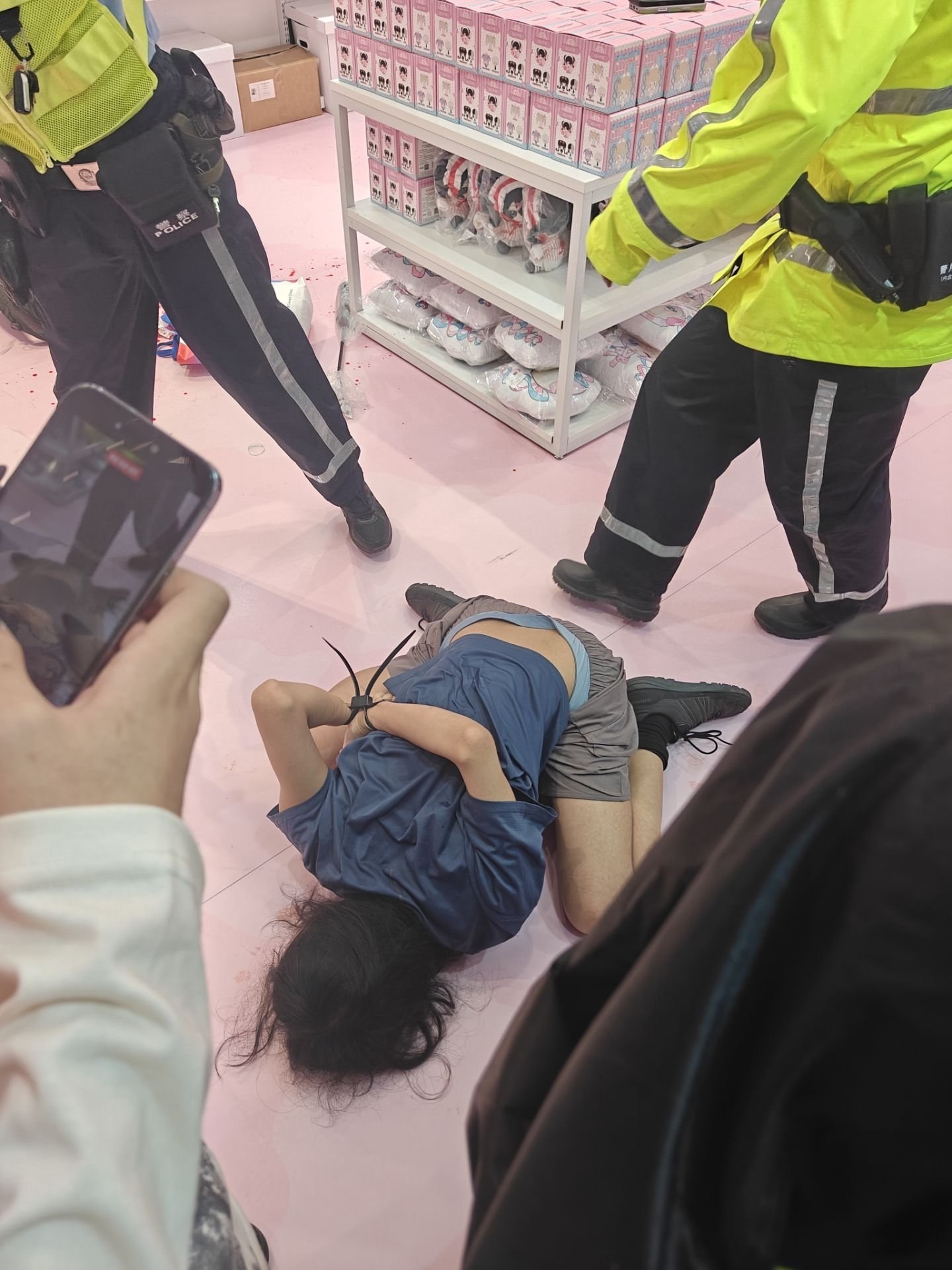 #上海快闪店捅人 他说怀疑我偷拍，然后就拿出匕首捅我！
