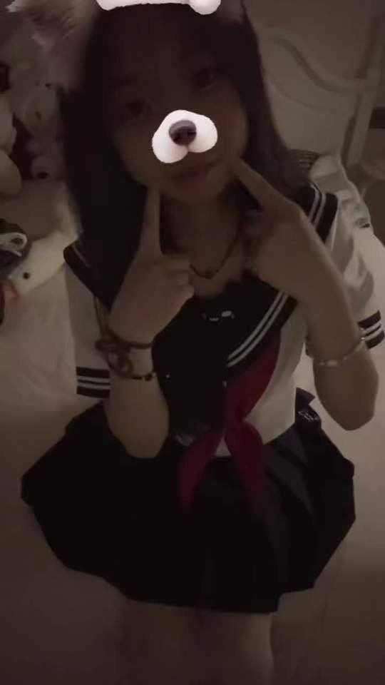萌宝酱全网疯找！眼镜妹形象+多账号马甲，定制视频、推特内容引热议 近期，“萌宝酱”突然爆火，全网都在扒她的直播回放、账号马甲与私密内容，