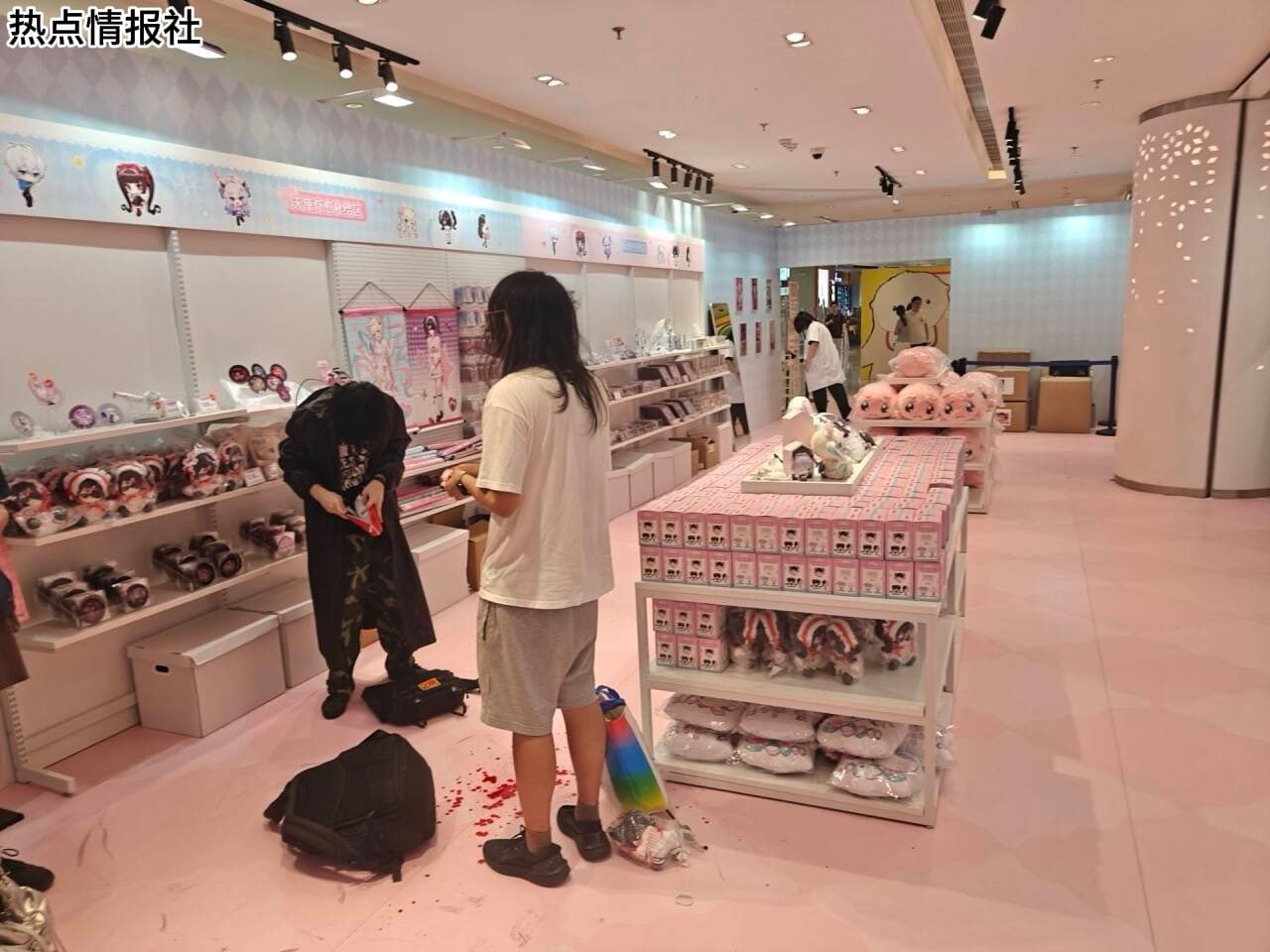 上海“超天酱”快闪店冲突 因怀疑偷拍致人被捅伤 《主播女孩重度依赖》（NEEDY GIRL OVERDOSE）是一款以角色“超天酱”为核