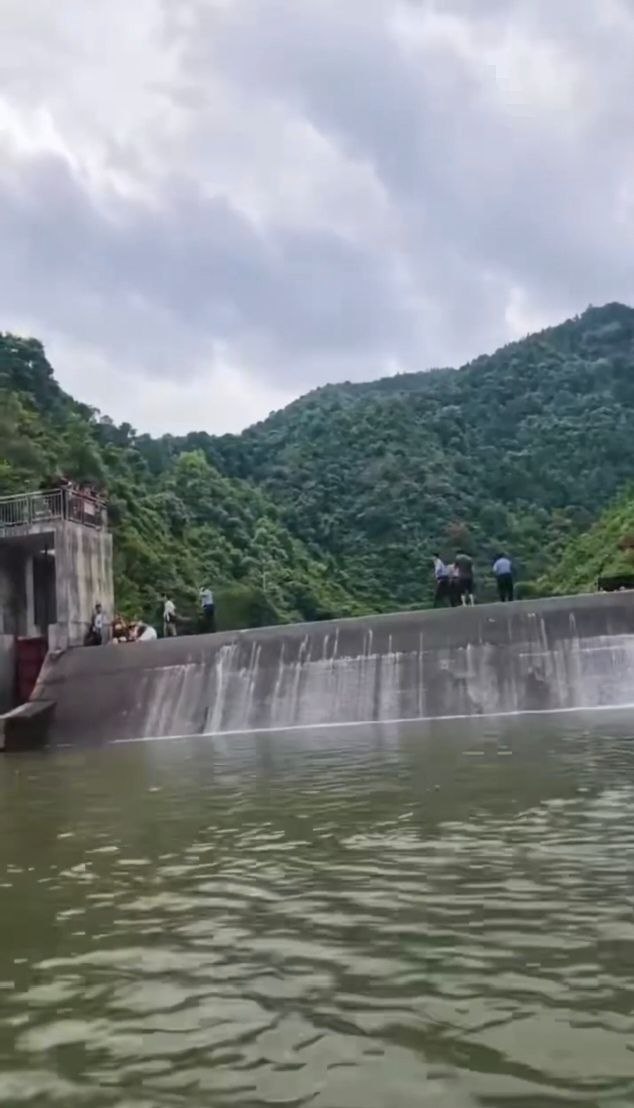 广西富川小女孩玩水意外 近日在广西贺州富川发生一起玩水事件，一名小女孩疑似溺水，希望她平安无事。